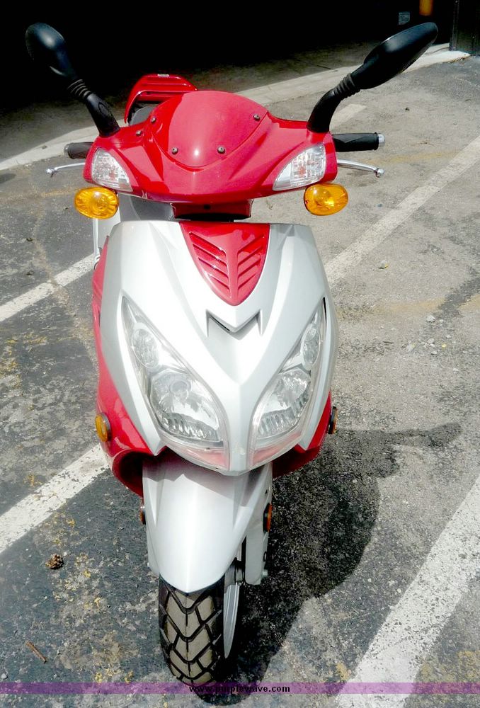 image for item 7718 Baja Sun City 150cc Road Scooter