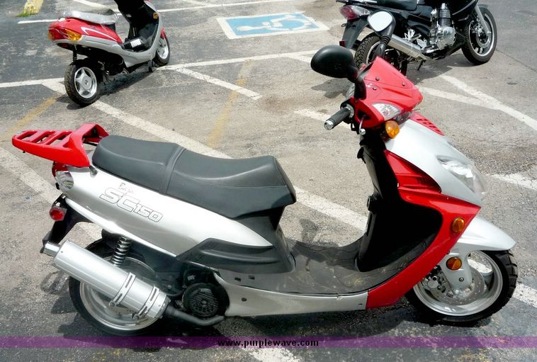 image for item 7718 Baja Sun City 150cc Road Scooter