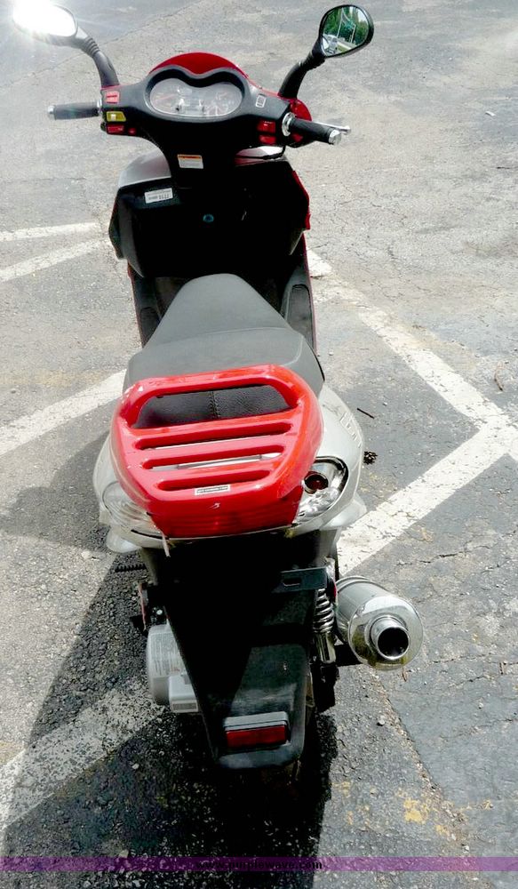 image for item 7718 Baja Sun City 150cc Road Scooter