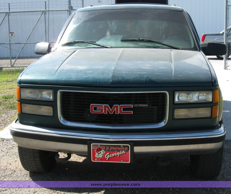 image for item 8371 1997 GMC K2500 Suburban