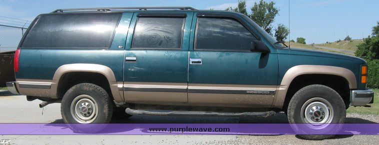 image for item 8371 1997 GMC K2500 Suburban