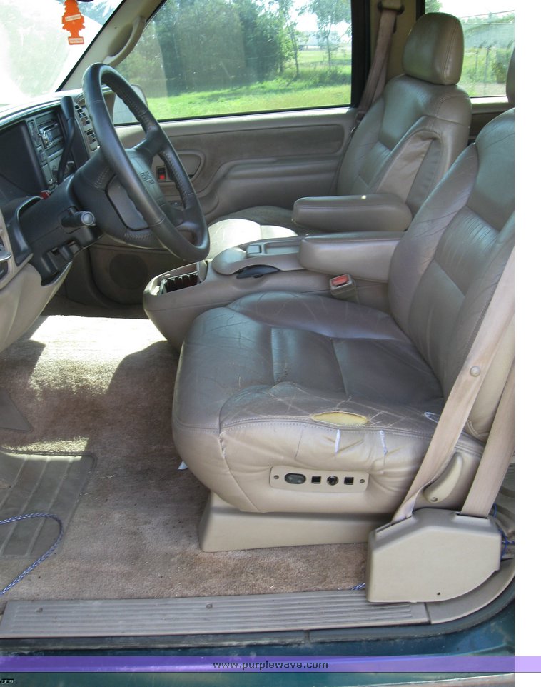 image for item 8371 1997 GMC K2500 Suburban