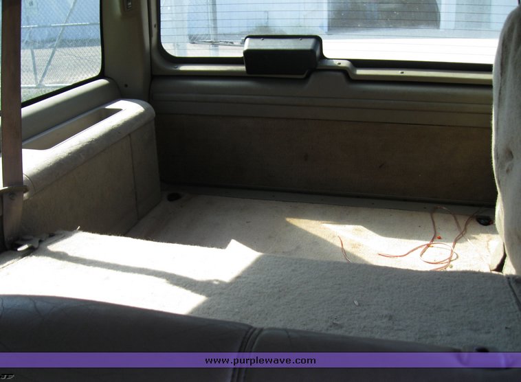 image for item 8371 1997 GMC K2500 Suburban