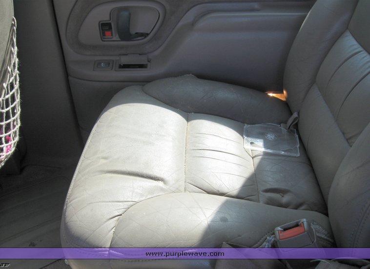 image for item 8371 1997 GMC K2500 Suburban