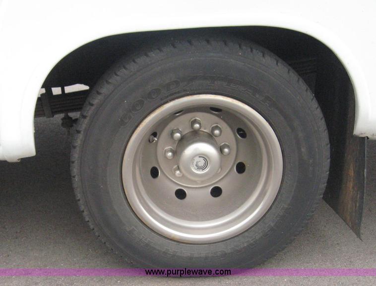 image for item 8585 1997 Ford E Super Duty RV 14-passenger bus