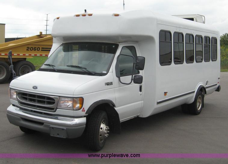 image for item 8586 2000 Ford E450 Super Duty 14-passenger bus