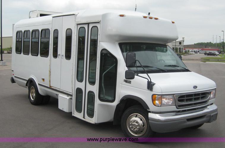 image for item 8586 2000 Ford E450 Super Duty 14-passenger bus