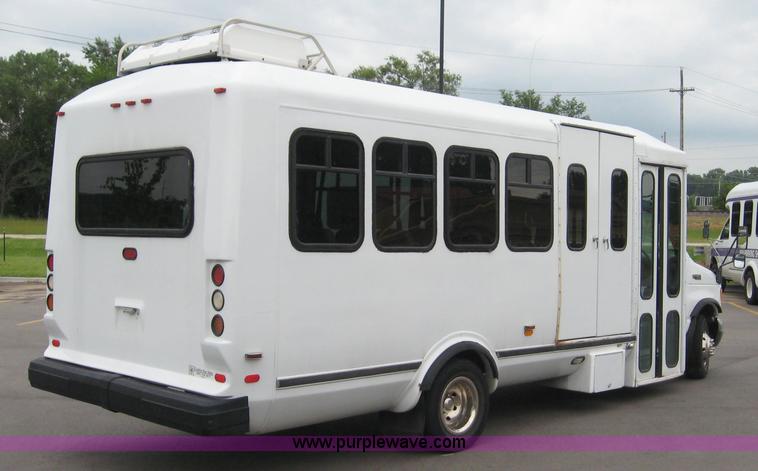 image for item 8586 2000 Ford E450 Super Duty 14-passenger bus