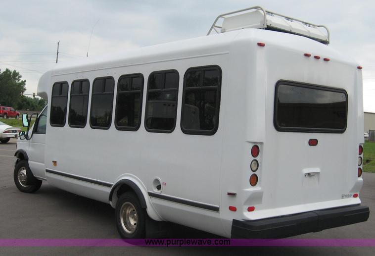 image for item 8586 2000 Ford E450 Super Duty 14-passenger bus