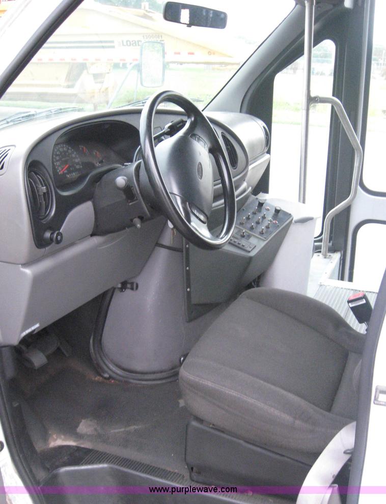 image for item 8586 2000 Ford E450 Super Duty 14-passenger bus