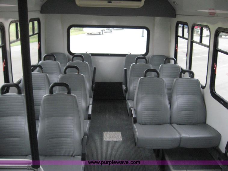 image for item 8586 2000 Ford E450 Super Duty 14-passenger bus