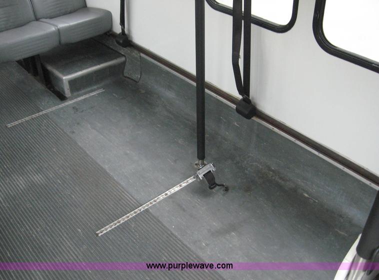 image for item 8586 2000 Ford E450 Super Duty 14-passenger bus