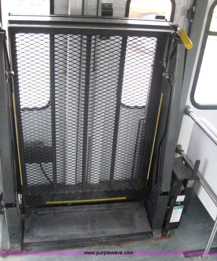 image for item 8586 2000 Ford E450 Super Duty 14-passenger bus