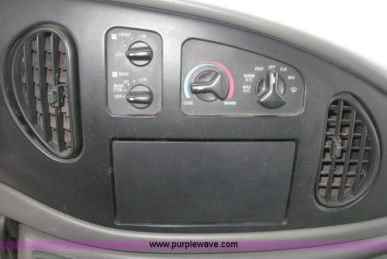 image for item 8586 2000 Ford E450 Super Duty 14-passenger bus