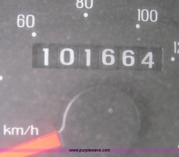 image for item 8586 2000 Ford E450 Super Duty 14-passenger bus