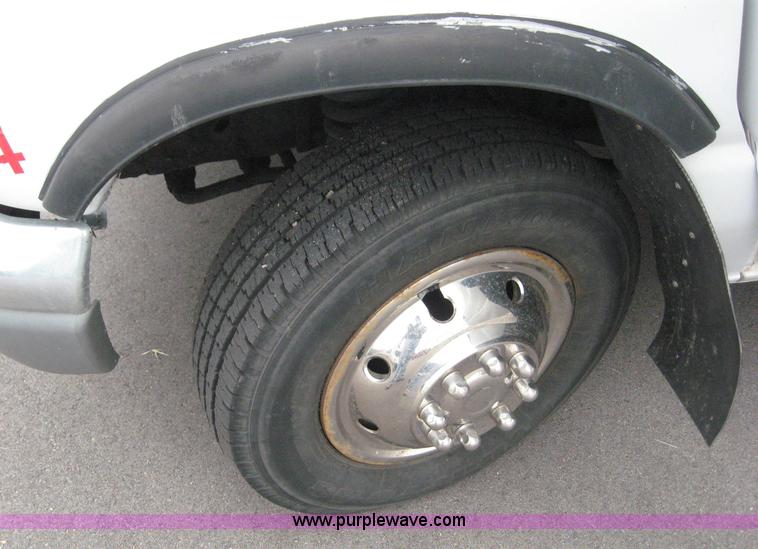 image for item 8586 2000 Ford E450 Super Duty 14-passenger bus