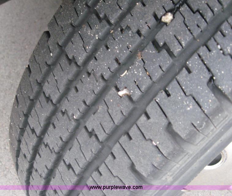 image for item 8586 2000 Ford E450 Super Duty 14-passenger bus