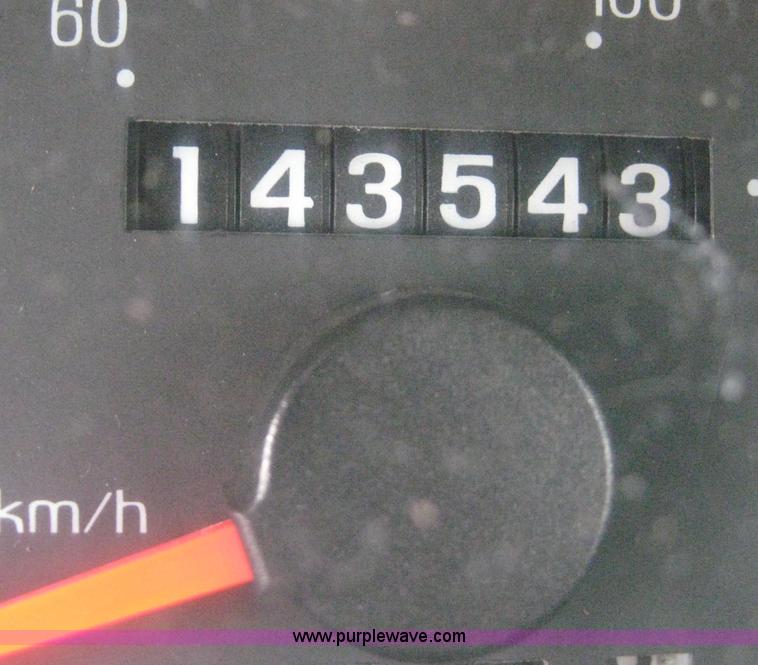 image for item 8587 1998 Ford E350 13-passenger bus