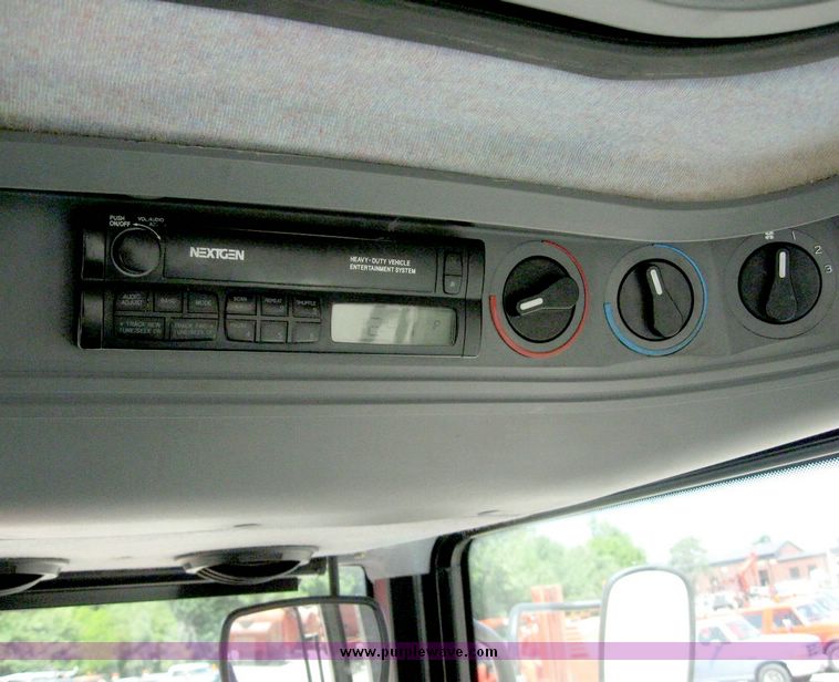 image for item 5253 1997 New Holland 6640SL tractor