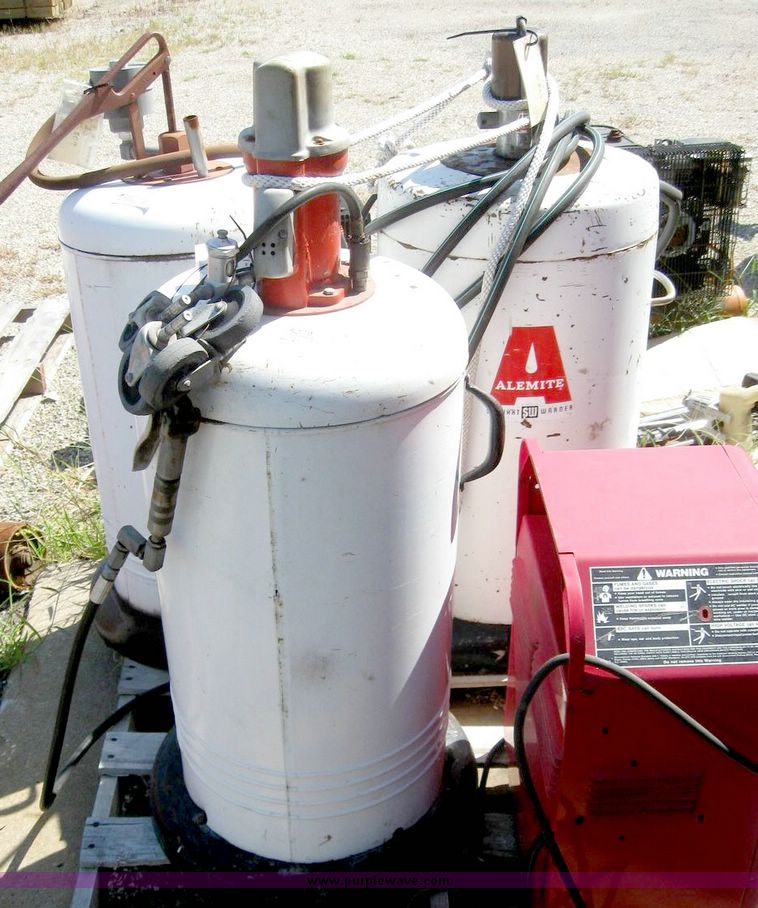 1989 Balcrank 2854 pneumatic grease dispenser in Hutchinson, KS Item 5279 sold Purple Wave