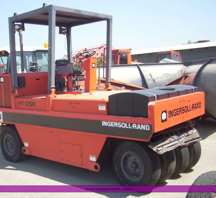image for item 5351 1993 Ingersoll Rand PT-125R pneumatic roller