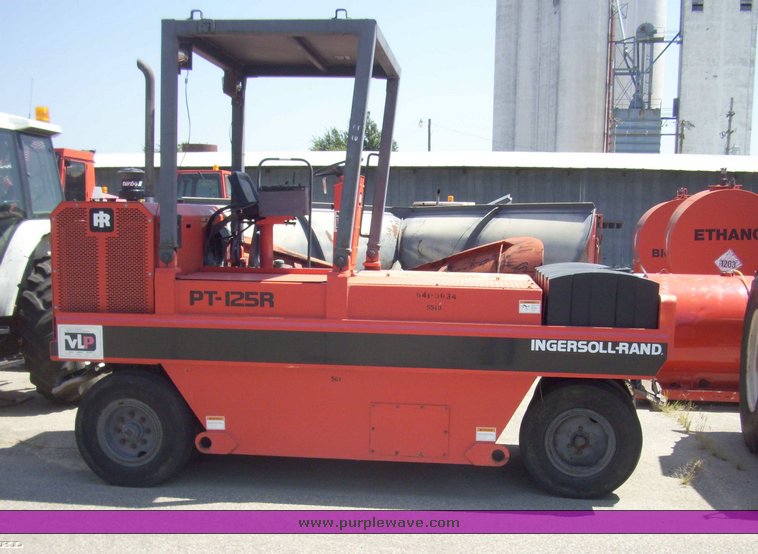 image for item 5351 1993 Ingersoll Rand PT-125R pneumatic roller