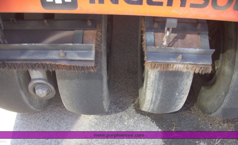 image for item 5351 1993 Ingersoll Rand PT-125R pneumatic roller