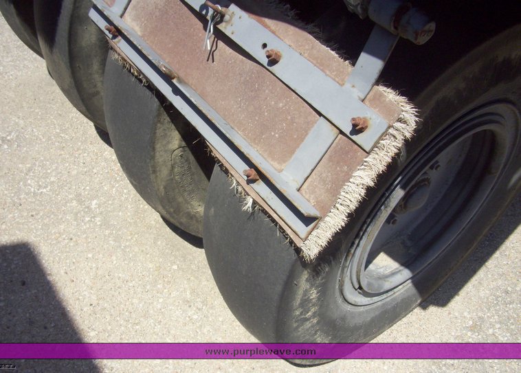 image for item 5351 1993 Ingersoll Rand PT-125R pneumatic roller