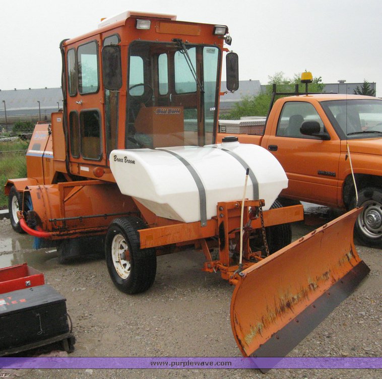 image for item 6860 1998 Broce RC-350 self propelled broom