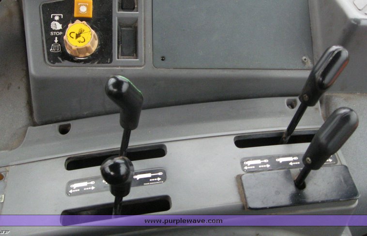 image for item 6867 1997 New Holland 6640SL tractor