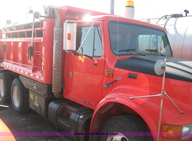 image for item 8408 1999 International 4000 series 4900 dump truck