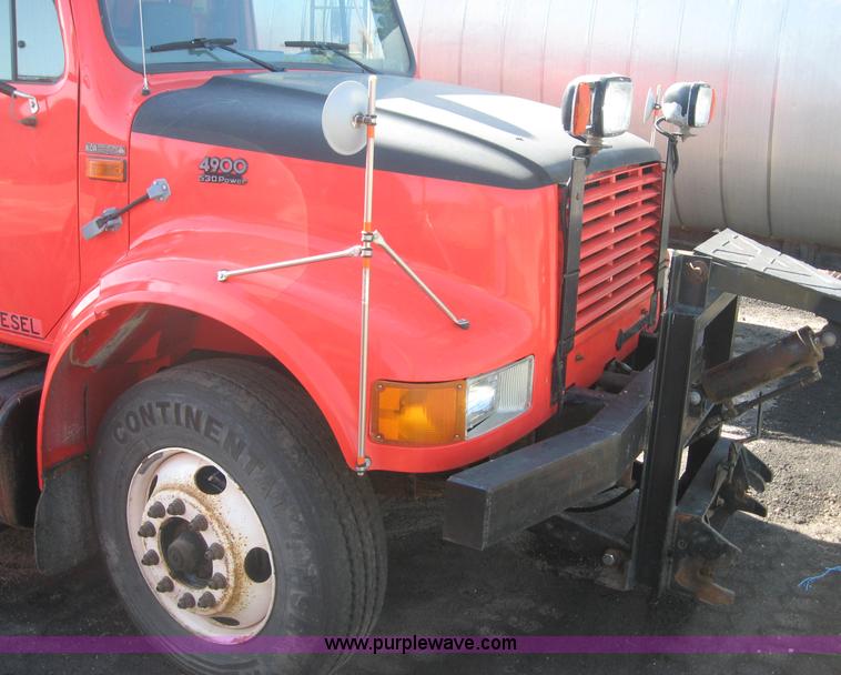 image for item 8408 1999 International 4000 series 4900 dump truck