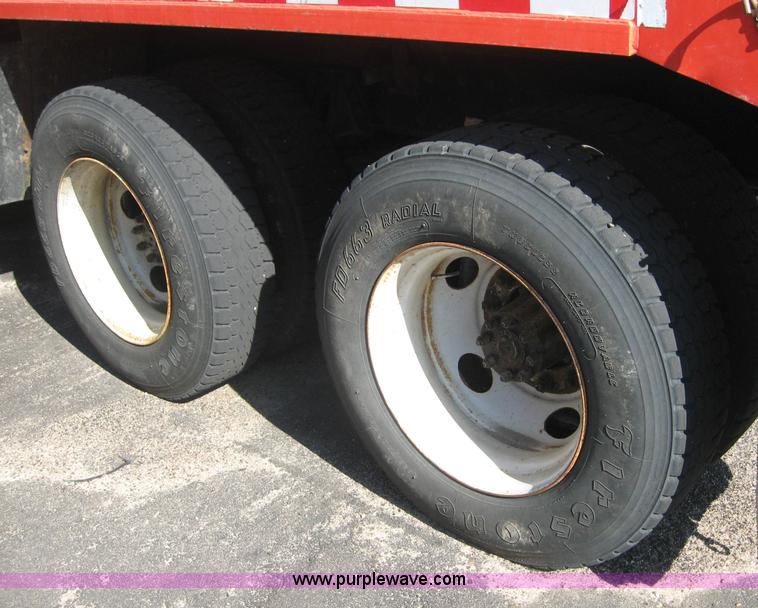 image for item 8408 1999 International 4000 series 4900 dump truck