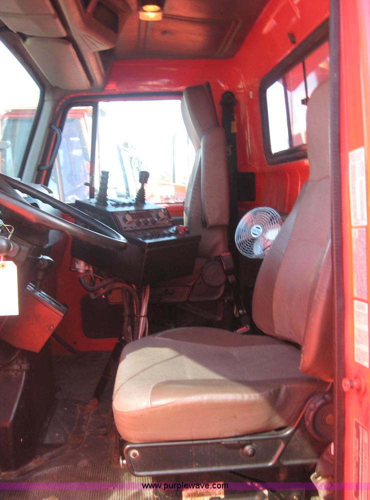 image for item 8408 1999 International 4000 series 4900 dump truck