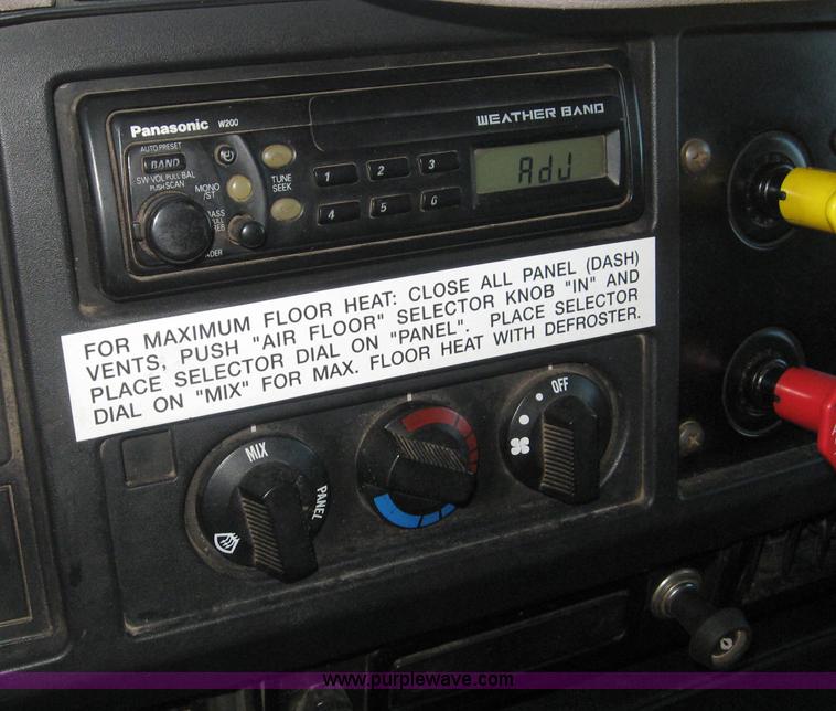 image for item 8408 1999 International 4000 series 4900 dump truck