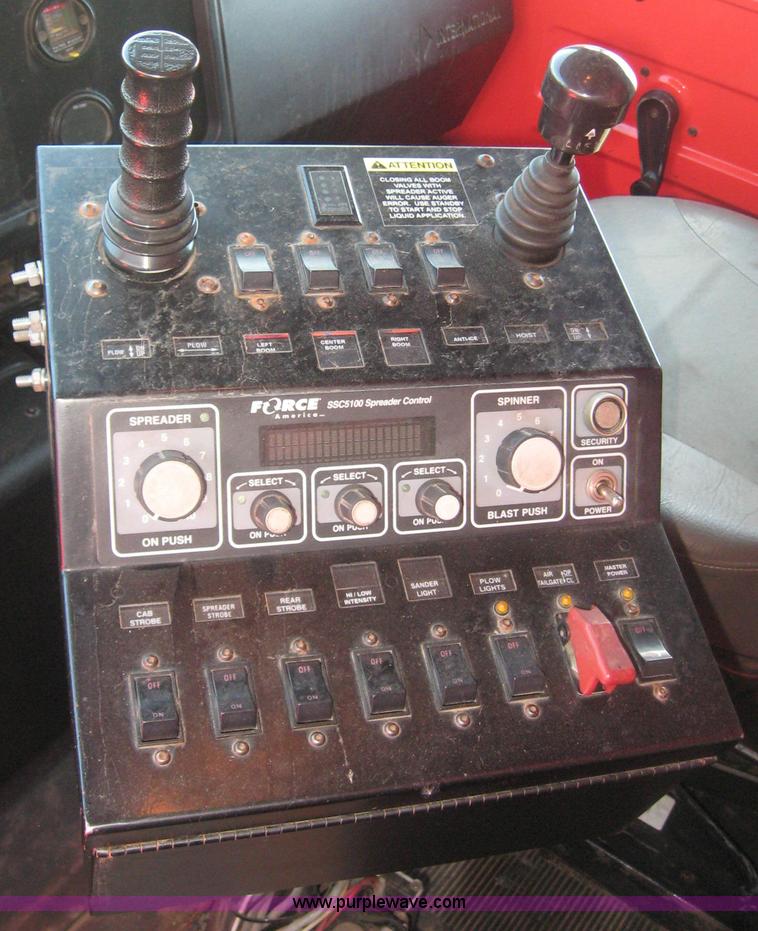 image for item 8408 1999 International 4000 series 4900 dump truck