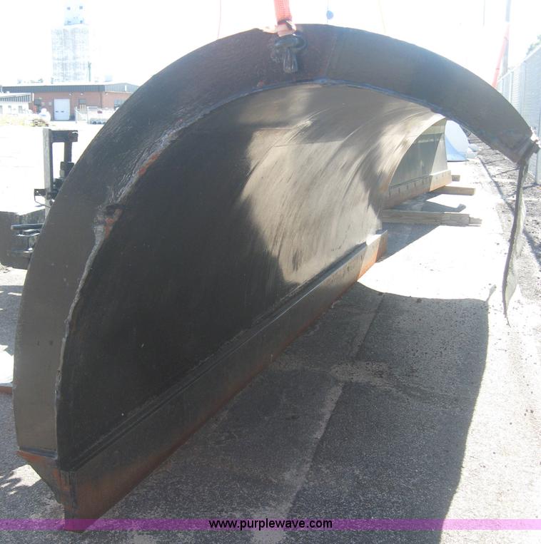 image for item 8408 1999 International 4000 series 4900 dump truck