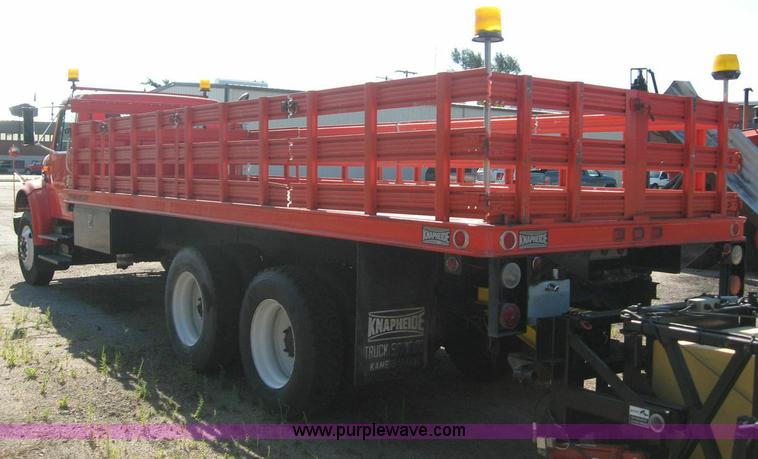 image for item 8443 1995 International 4000 Series 4900 truck