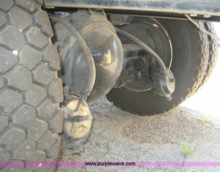 image for item 8443 1995 International 4000 Series 4900 truck