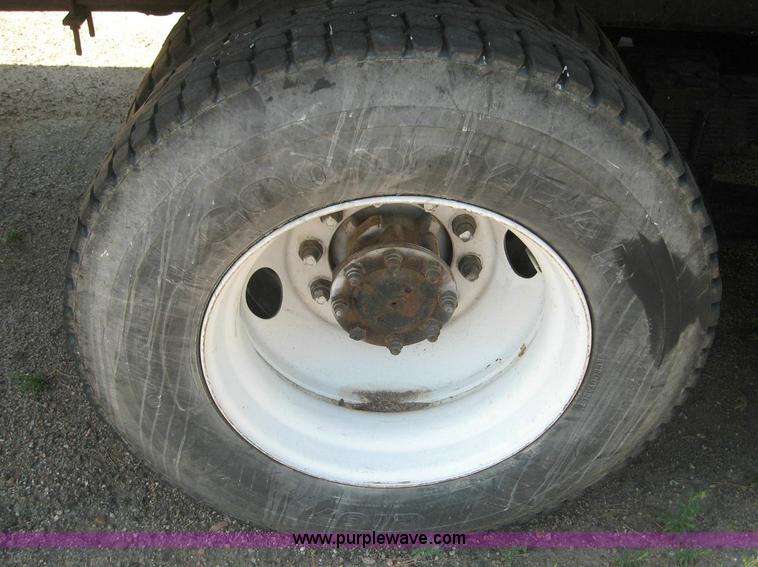 image for item 8443 1995 International 4000 Series 4900 truck