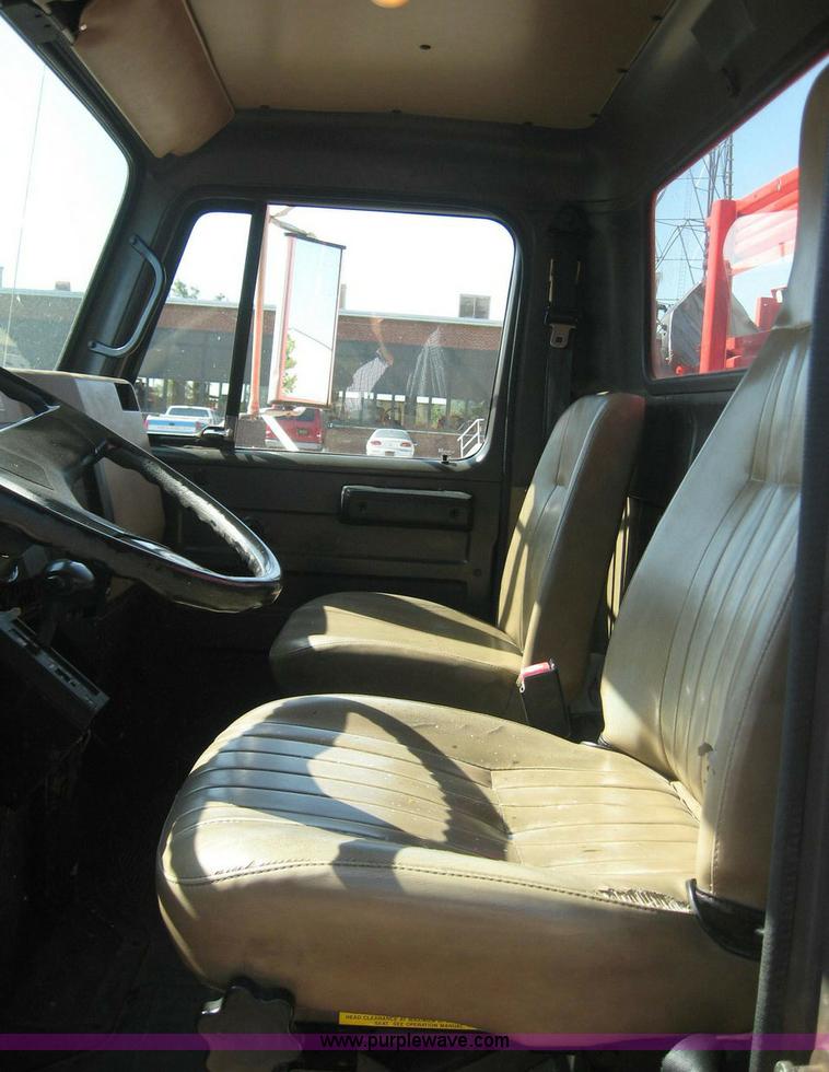 image for item 8443 1995 International 4000 Series 4900 truck