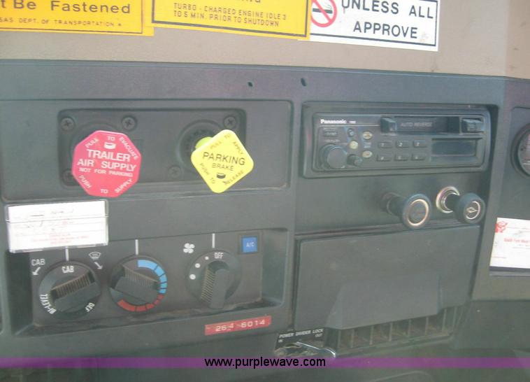 image for item 8443 1995 International 4000 Series 4900 truck