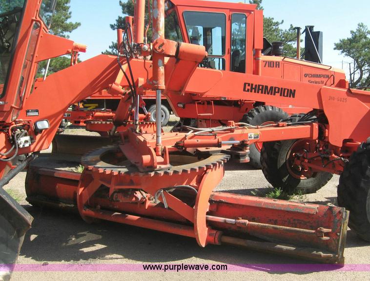 image for item 8445 1995 Champion 710A motor grader