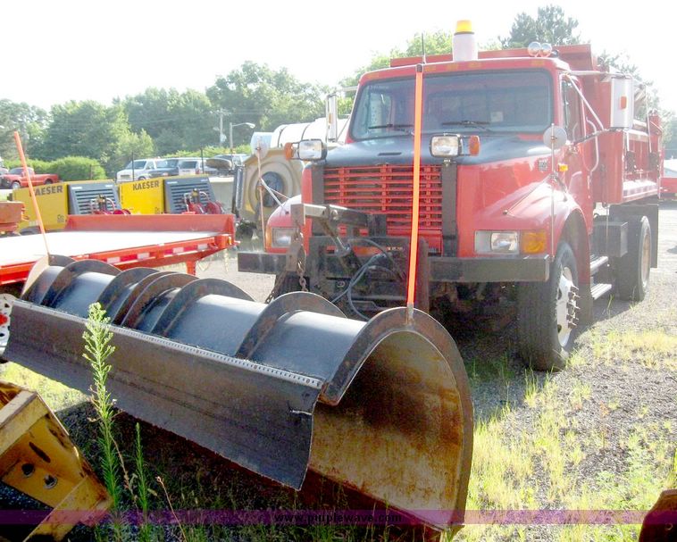 image for item 8465 1997 International 4000 Series 4900 dump truck