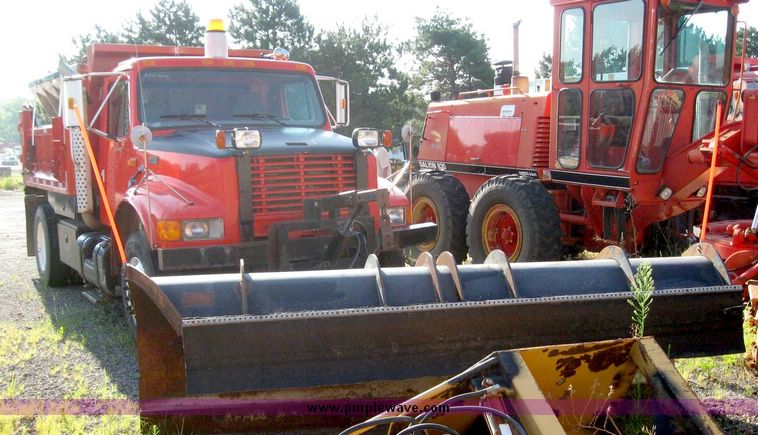 image for item 8465 1997 International 4000 Series 4900 dump truck