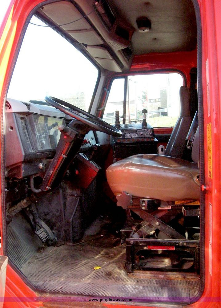 image for item 8465 1997 International 4000 Series 4900 dump truck