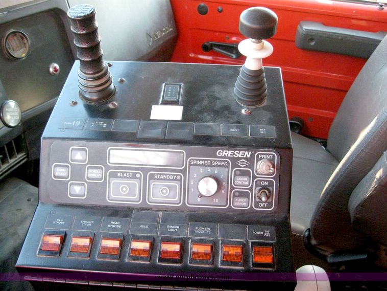 image for item 8465 1997 International 4000 Series 4900 dump truck