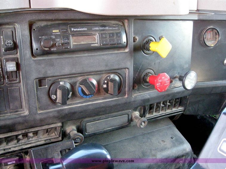 image for item 8465 1997 International 4000 Series 4900 dump truck