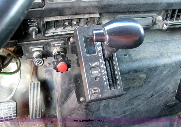 image for item 8465 1997 International 4000 Series 4900 dump truck