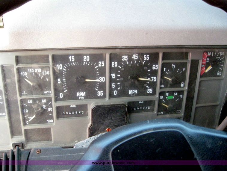 image for item 8465 1997 International 4000 Series 4900 dump truck